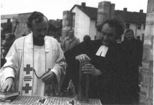 Pfarrer Peter Strenger und Pfarrer Heinrich Schomann verschließen die Urkunde für den Grundstein